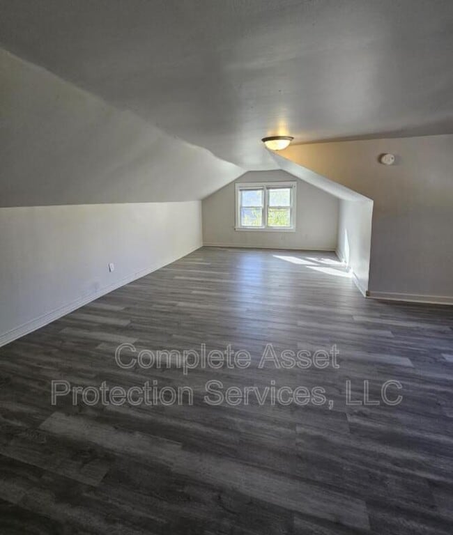 Building Photo - 1424 Parkview Ave