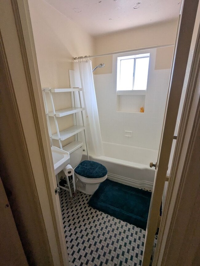 Building Photo - 2 bedroom 1 bath near Campus Available Now