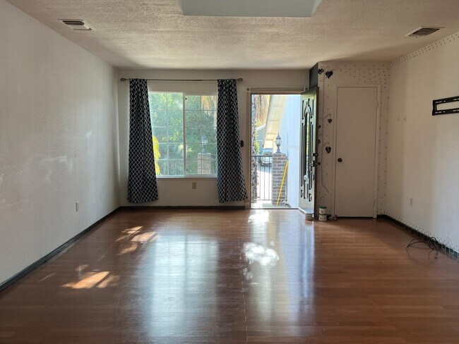 Building Photo - 1647 Lakehills Dr