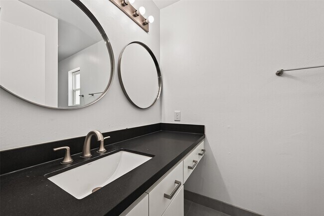 Building Photo - 5524 Beverly Hill St