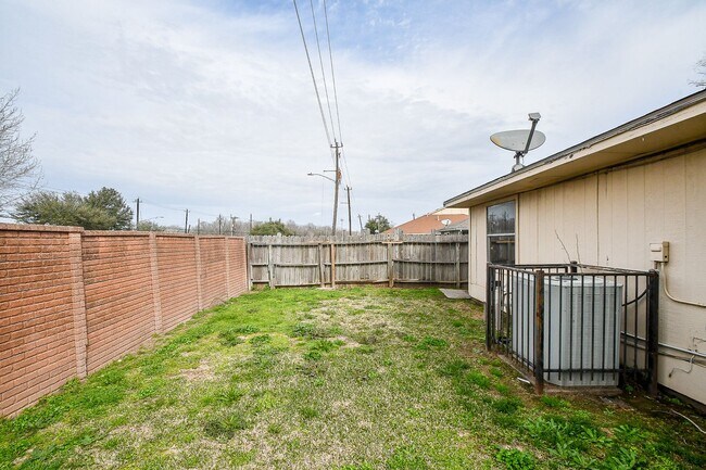 Building Photo - Nice duplex is back on the market
