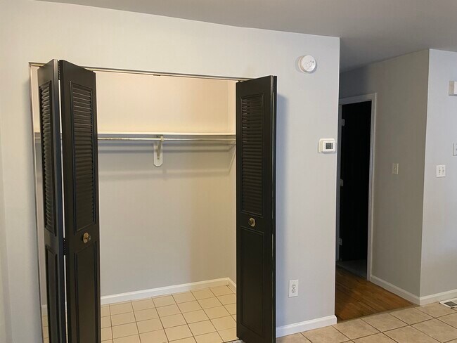 Building Photo - 944 New Market St