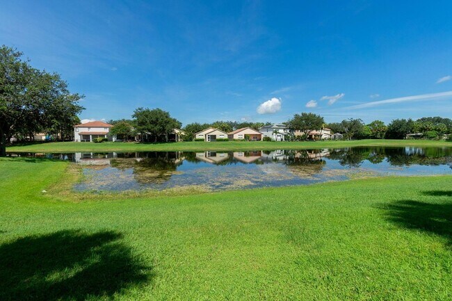 Building Photo - 213 River Bluff Ln