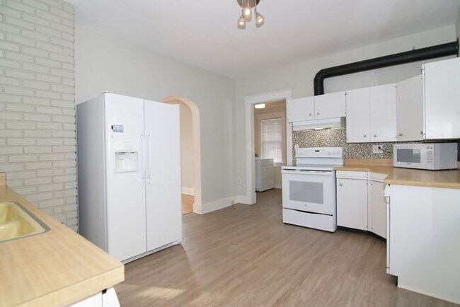 Building Photo - Great Location Steps From Main Street in Speedway!