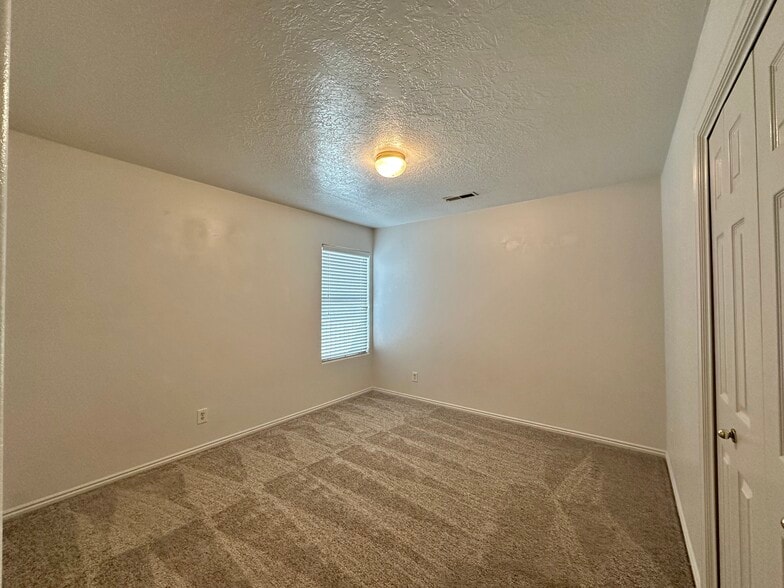Building Photo - 1063 S 430 E