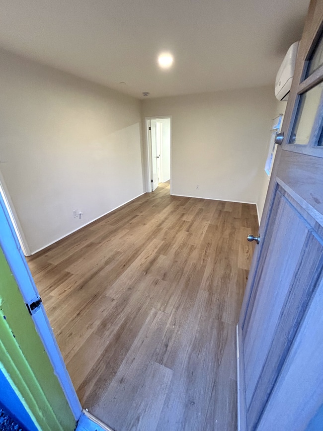 Building Photo - 724 Crestmoore Pl