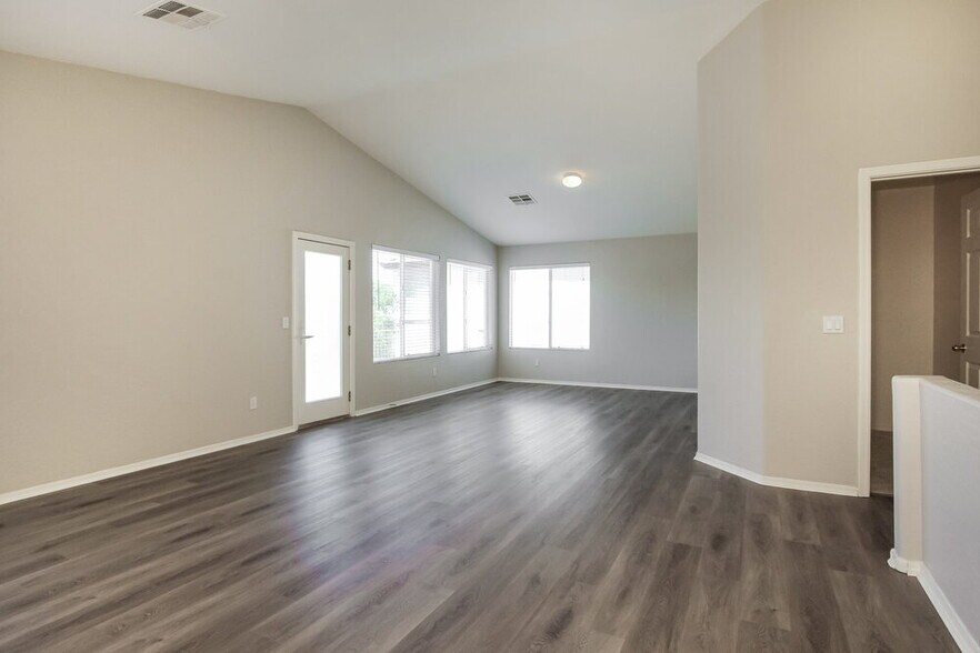 Building Photo - 14892 W Laurel Ln