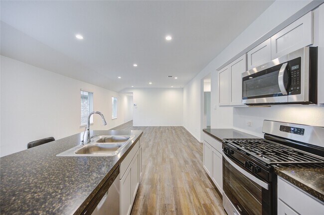 Building Photo - 5618 Redstone Gardens Dr