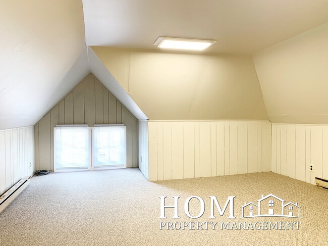 Building Photo - 127 Center St