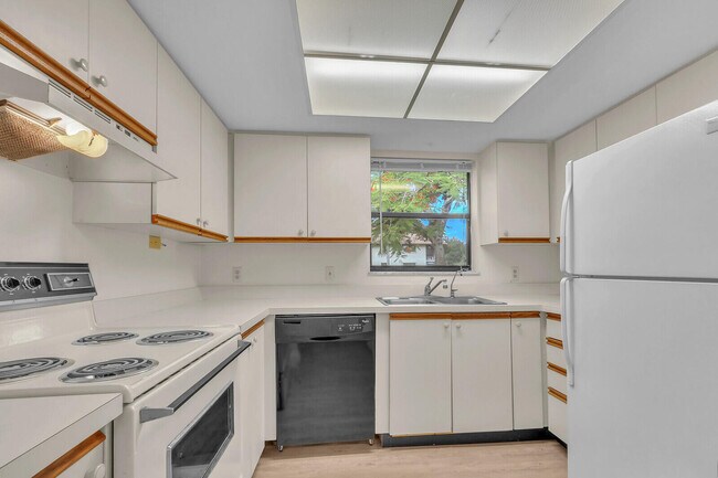 Building Photo - 91 SW South River Dr