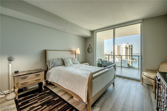 Building Photo - 3000 Oasis Grand Blvd