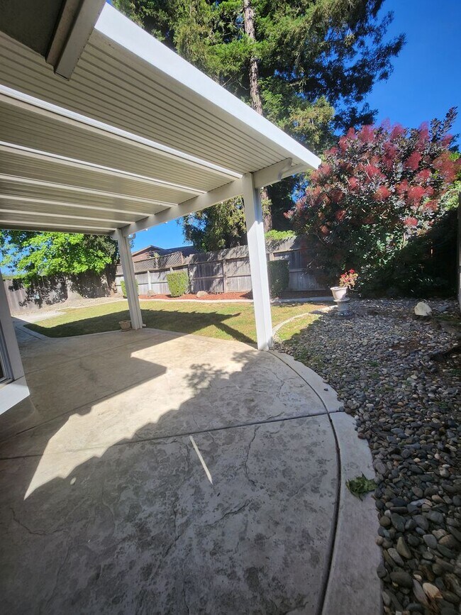 Building Photo - 809 Lindsay Dr