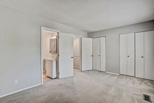 Building Photo - AVAILABLE NOW!! 2 Bedroom 2.5 Bathroom Townhome - Furnished!