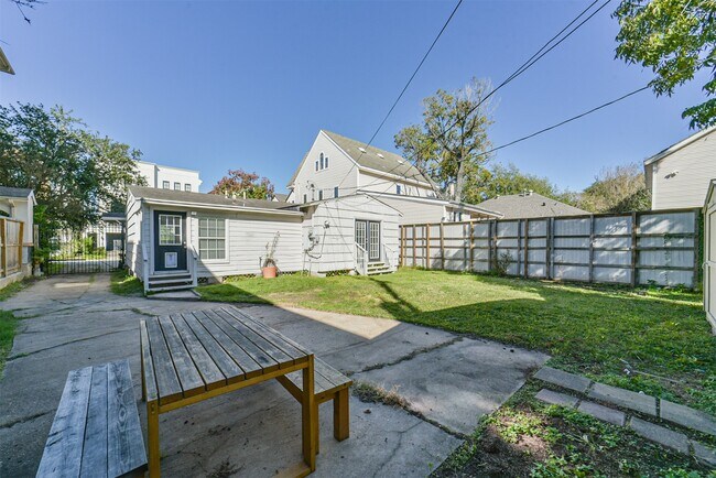 Building Photo - 2411 Wroxton Rd