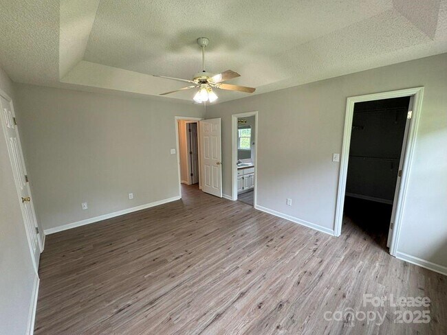 Building Photo - 516 Basswood Way