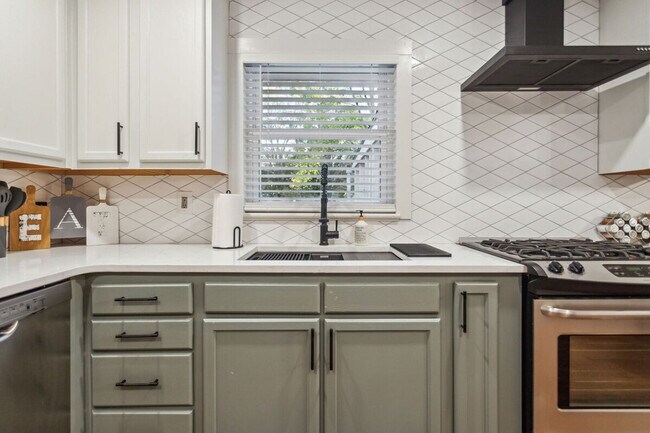 Building Photo - 425 Plantation Rd SW