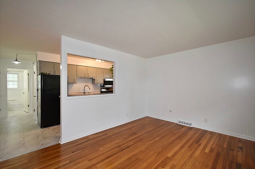 Building Photo - 119 W Swain St