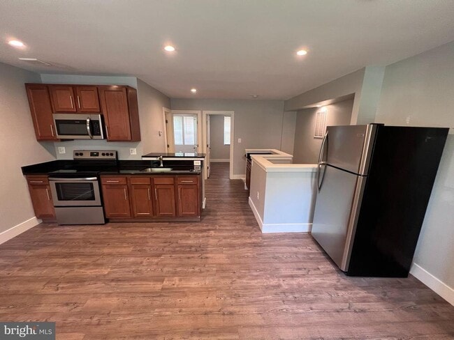 Building Photo - 447 Orange St SE