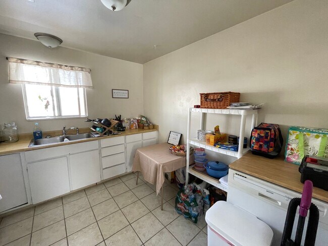 Building Photo - Upper Level 2 Bedroom 1 Bath