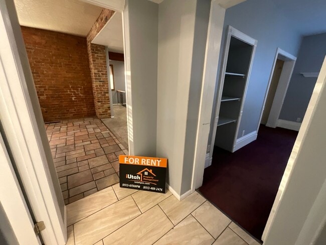 Building Photo - 2135