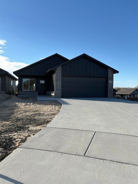 Building Photo - 4833 N Vassar Ave