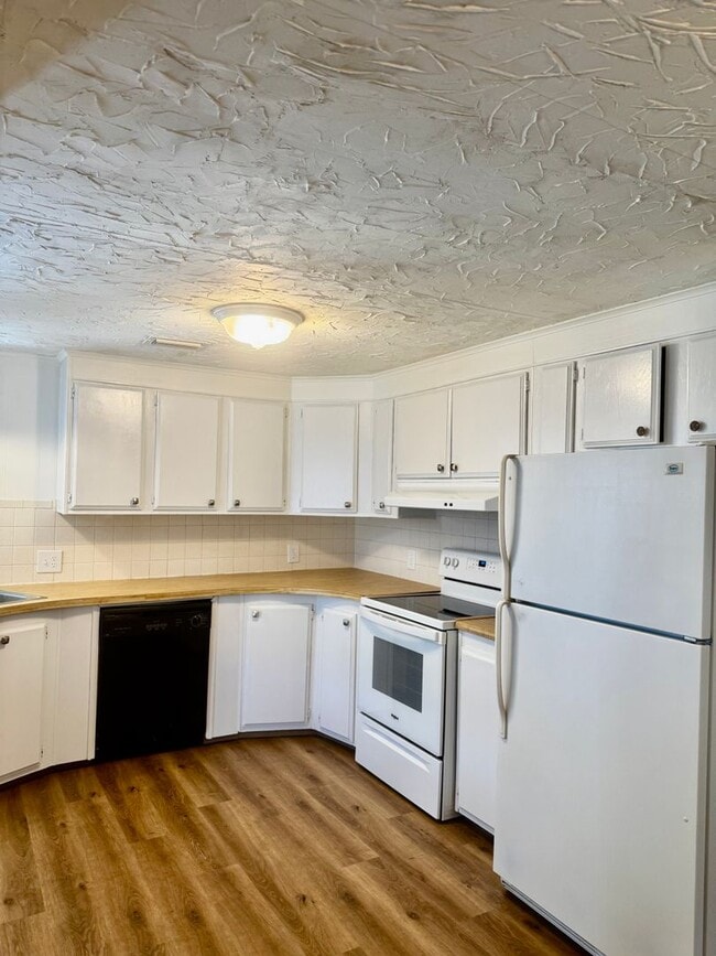 Building Photo - Welcome to your Florida retirement dream in desirable Hollywood Estates.