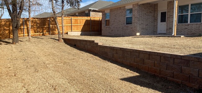 Building Photo - 3 Bedroom 2 Bathroom 2 Car Garage Home in ...