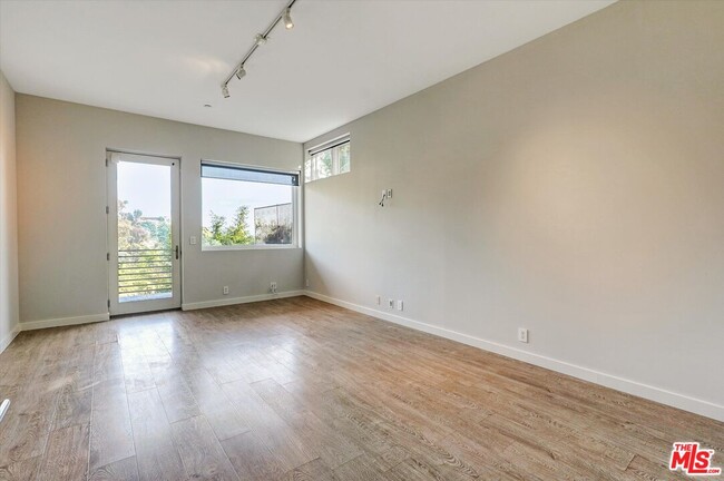 Building Photo - 3850 Rambla Orienta