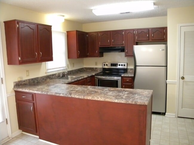 Building Photo - Norcross Hidden Gem! 2 Bed-2.5 Bath, New Paint and Flooring!