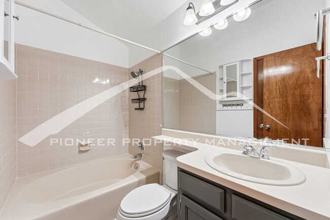 Building Photo - Spacious Home with Washer/Dryer and Central AC