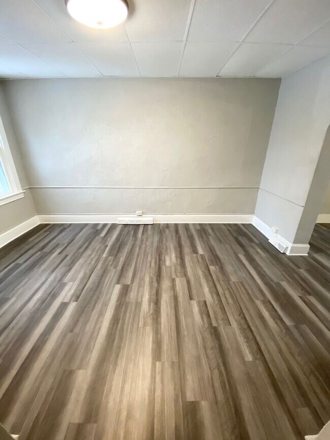Building Photo - Newly Renovated 4 Bedroom, 1.5 Bathroom in...