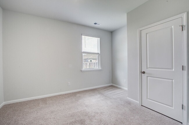 Building Photo - 104 Sunray Ln