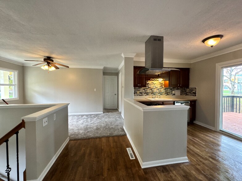 Building Photo - 154 W Good Ave