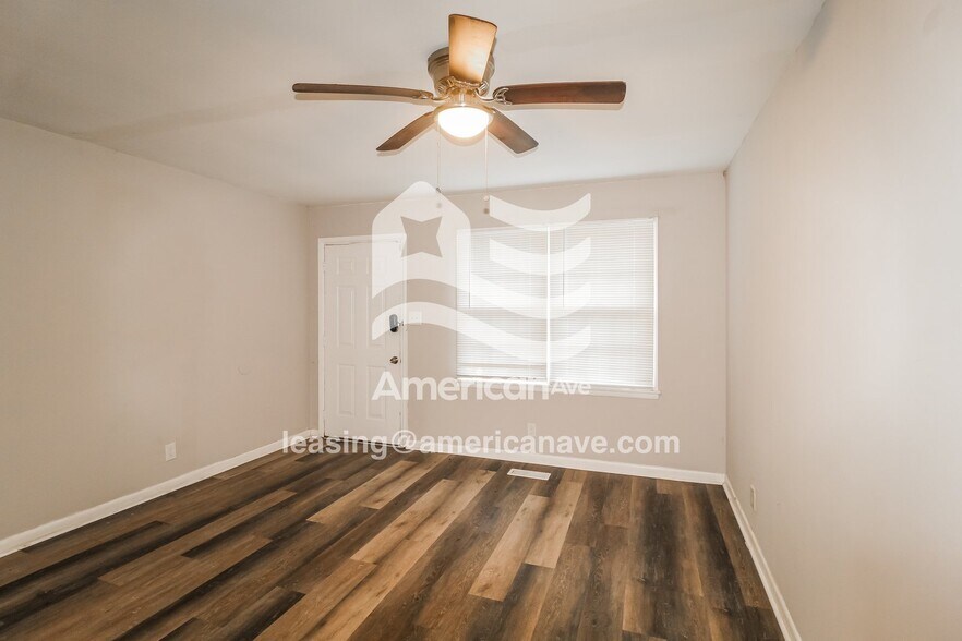 Building Photo - 2570 Greenleaf Dr