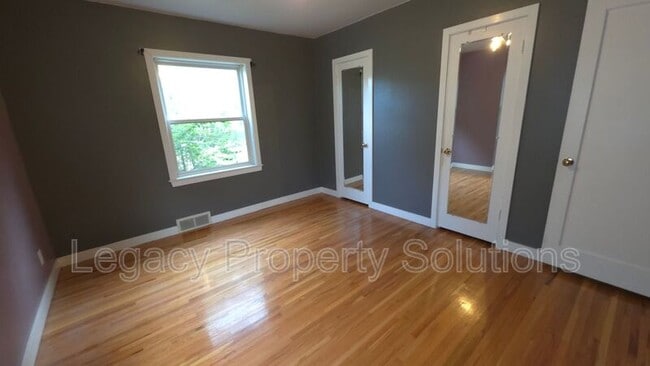 Building Photo - 926 N Mandan St