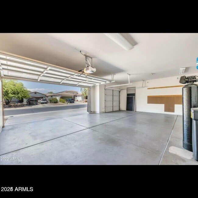 Building Photo - 18663 W Sunrise Dr