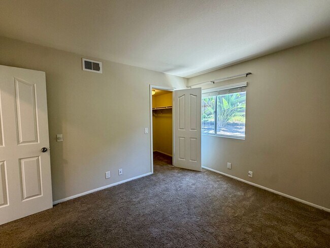 Building Photo - Spacious Five Bedroom in Rancho Del Oro