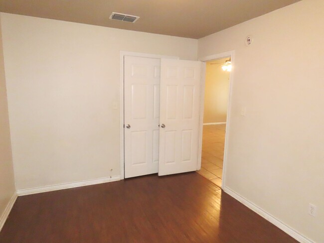 Building Photo - Beautiful 3 Bedroom, 2 Bath Duplex in Lind...