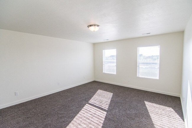 Building Photo - THE LOCHS! Gorgeous Townhome