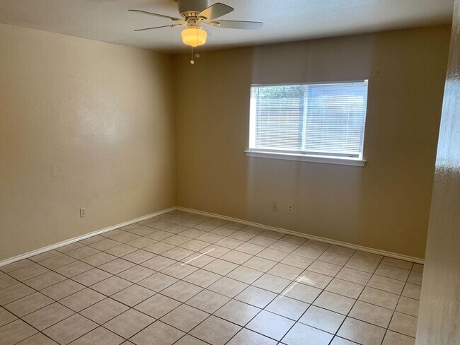 Building Photo - Charming 3-Bed, 2-Bath Home with Fenced Ya...