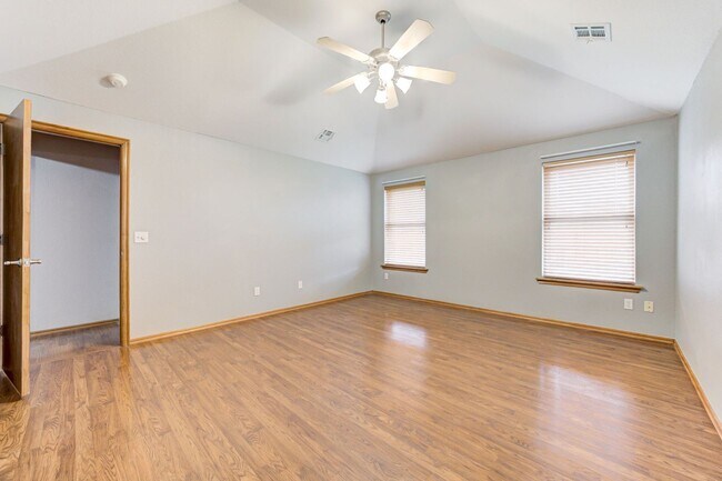 Building Photo - Beautiful 3-Bedroom / 2-Bathroom home in Yukon!