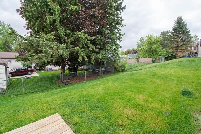 Building Photo - Updated Bamber Ridge Split-Level with Fenced Yard