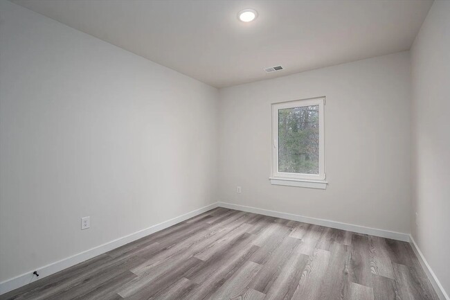 Building Photo - 2025 Built Townhome - Move-In Ready!