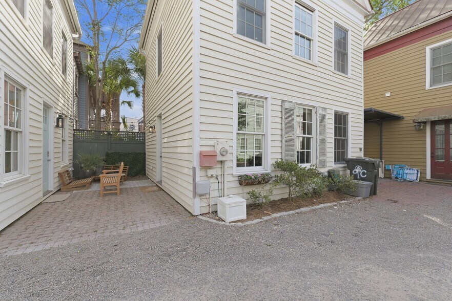 Building Photo - 9 Bogard St