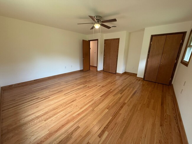 Building Photo - Large 4-Bed Brick Rancher with 2-Car Attac...