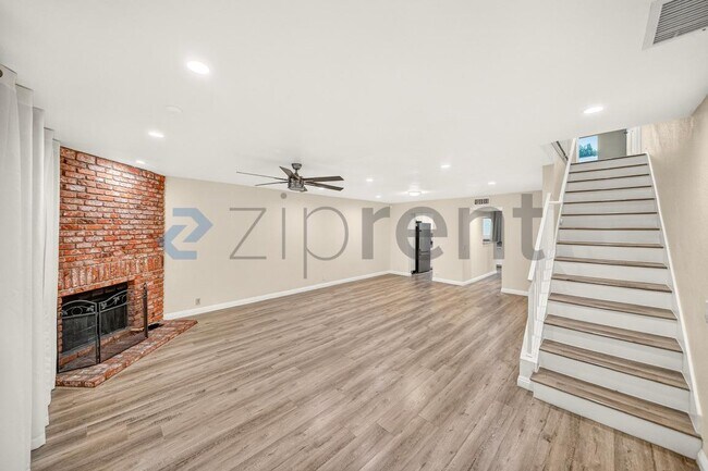 Building Photo - 10215 Variel Ave