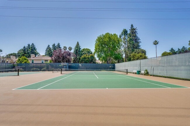 Building Photo - Beautiful and spacious 3 bedroom 2.5 bath ...
