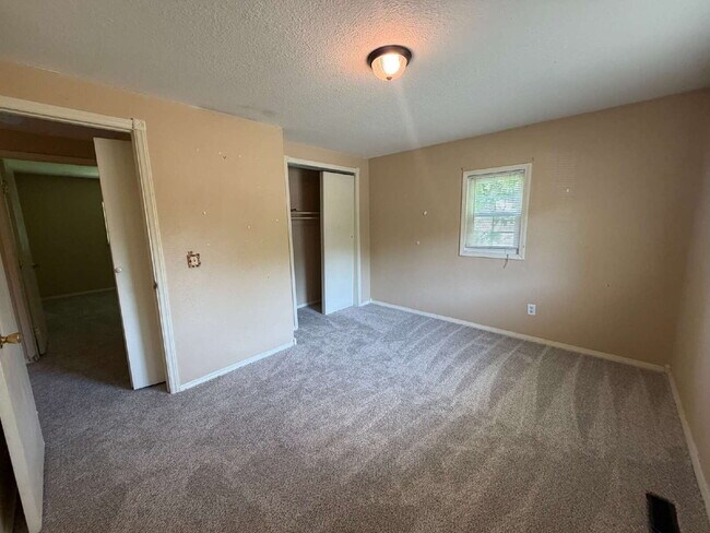 Building Photo - 878 Evergreen Ave