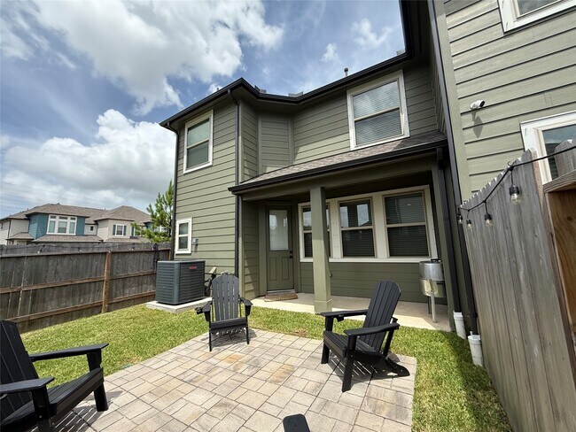 Building Photo - 5504 Hyde Park Dr