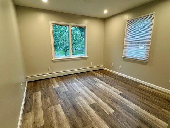 Building Photo - 10 Claremont Dr